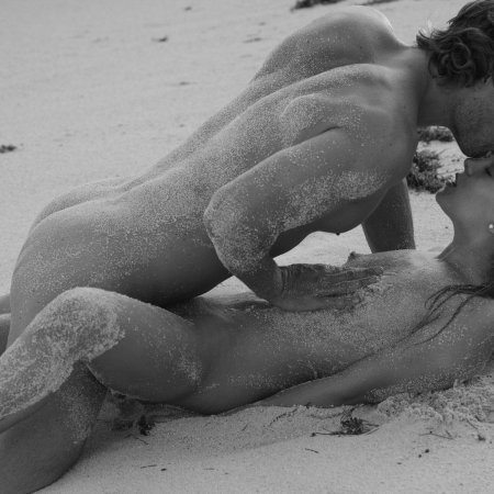 Красивые голые пары на пляже