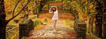 Девушка в осеннем парке ню