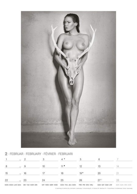 Голые сиськи на календарях