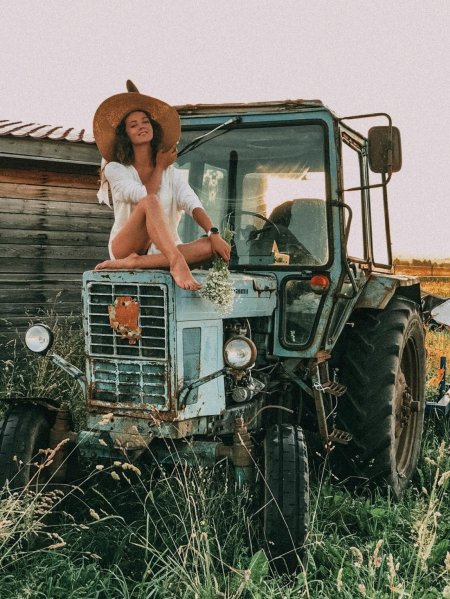 Девушка и трактор