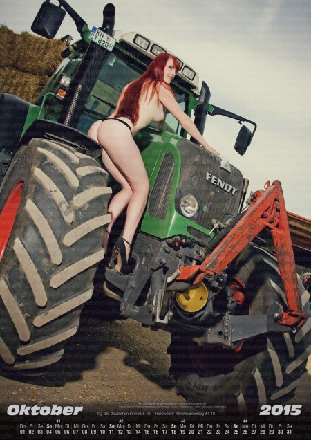 Девушка и трактор