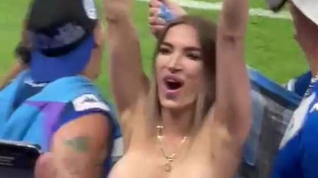 У болельщицы выпала грудь