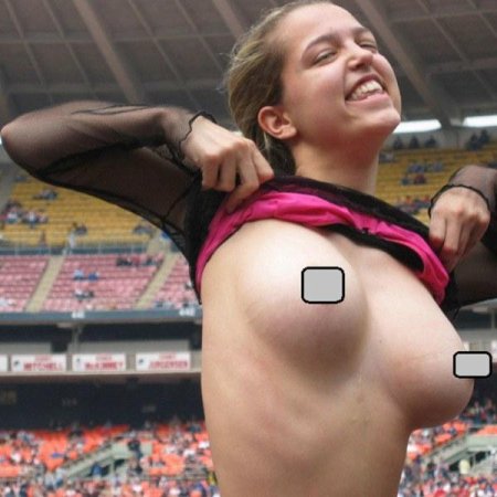 Большие сиськи на стадионе