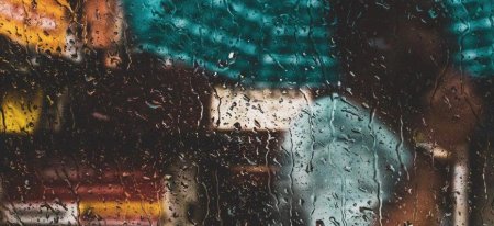 Капли на стекле