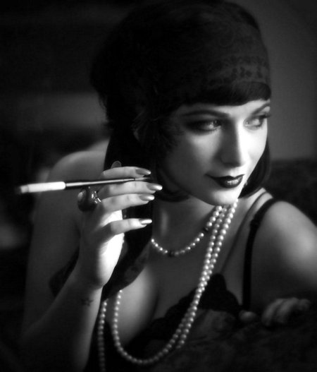 Девушка с мундштуком