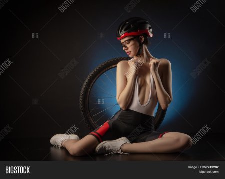 Велосипедист в шлеме