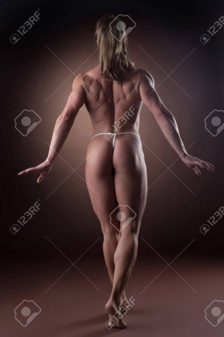 Позируют голые культуристы