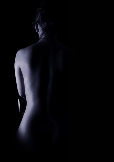 Женский силуэт в темноте