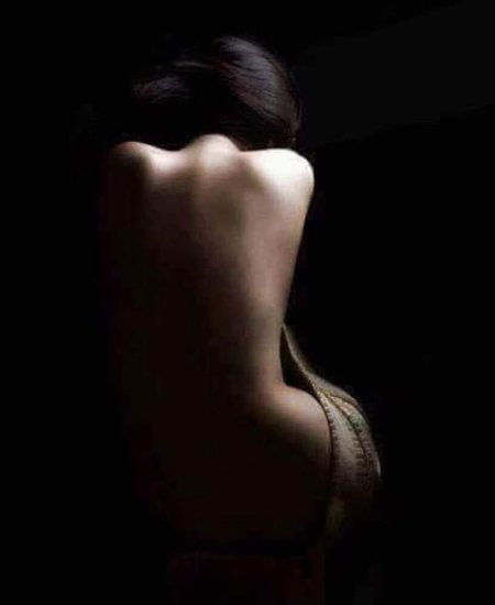 Силуэт обнаженной девушки