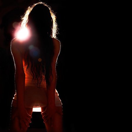 Девушка в темноте