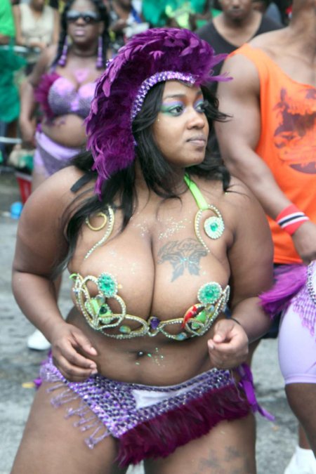 Карнавал с большими сиськами