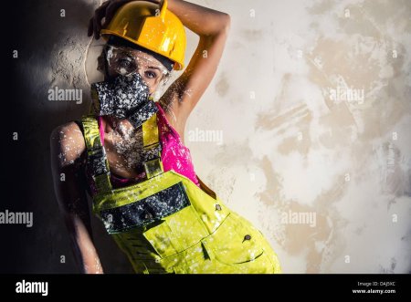 Девушка в каске строителя