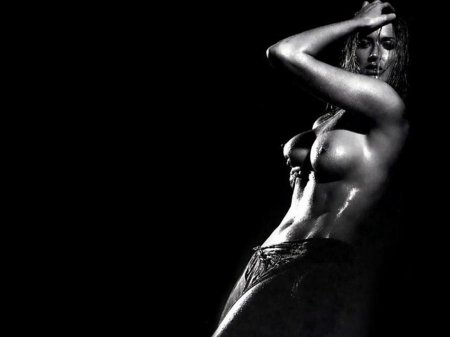 Голые девушки на темном фоне