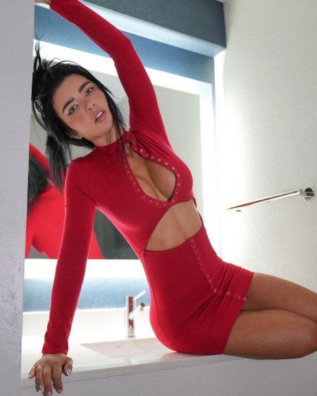 Девушка в обтягивающем платье