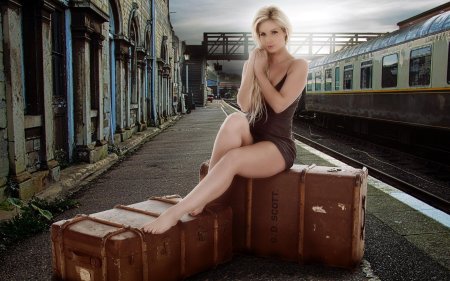 Девушка с чемоданами