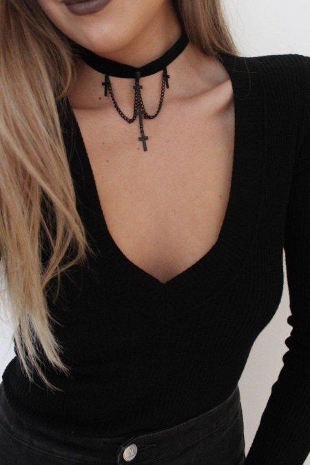 Девушки с чокерами