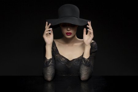 Девушка в черной шляпе