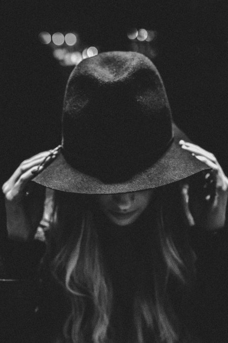 Девушка в шляпе