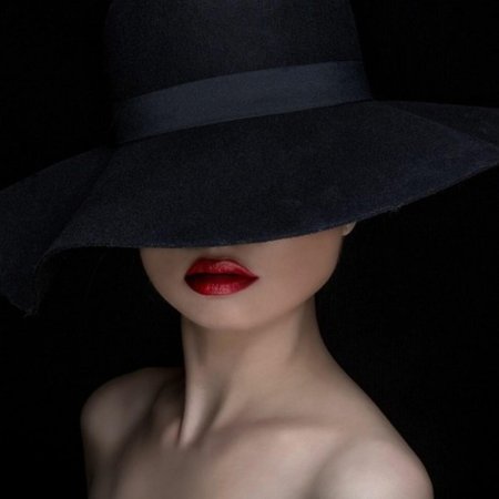 Женщина в черной шляпе