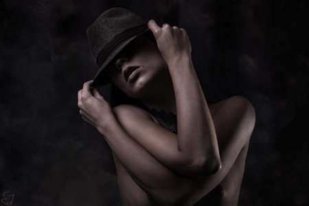 Девушка в шляпе