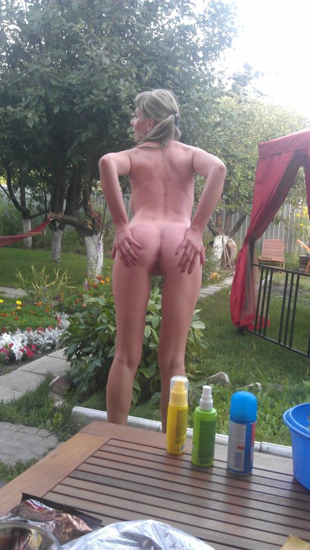 Загорает на даче