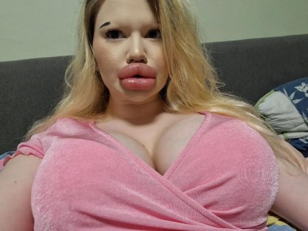 Баба с большими губами