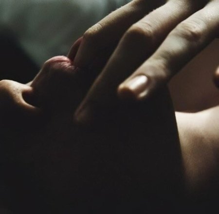 Мужские пальцы во рту