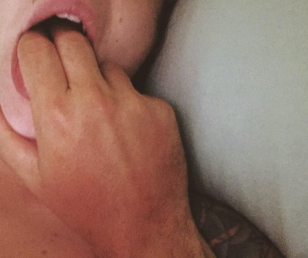 Палец в рот