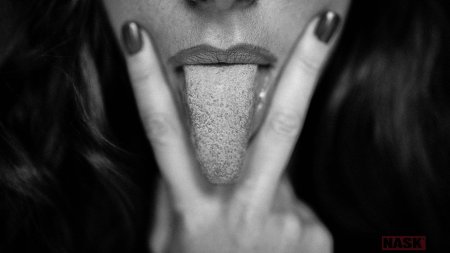 Девушки с языком