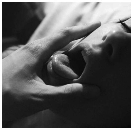 Мужской палец во рту девушки