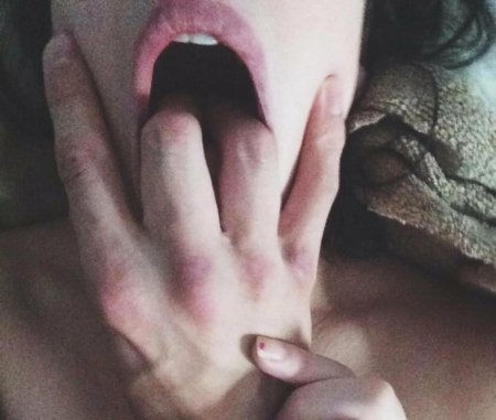 Палец в рот девушке