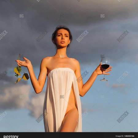 Девушка с бокалом вина