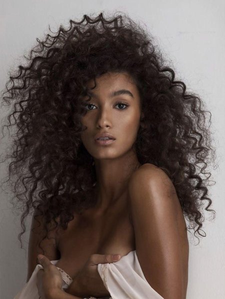 Кудрявая девушка