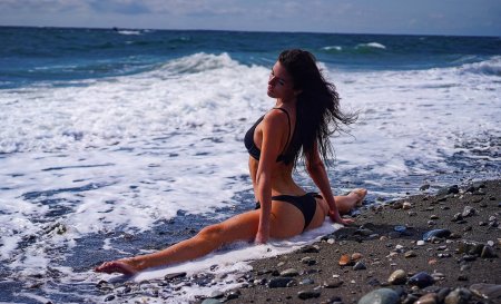 Брюнетка на пляже