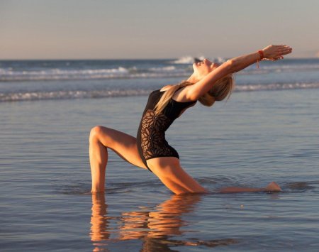 Гимнастика на море