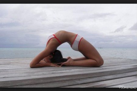 Девушка на мостике