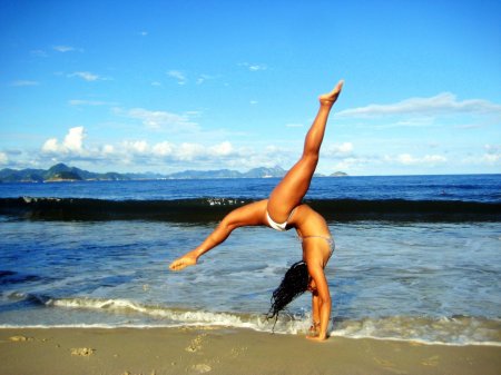 Гимнастки на море