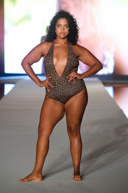 Толстухи на подиуме в купальниках