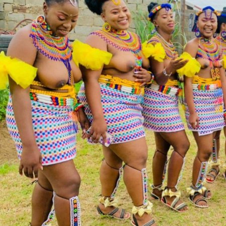 Голые зулусские женщины