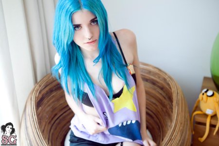 Девушки с голубыми волосами