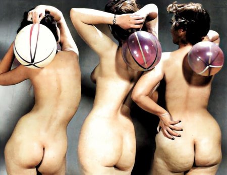 Голые женские ягодицы ретро