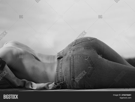 Красивая голая попка в джинсах