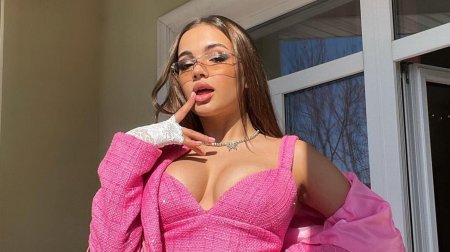 Валя карнавал в розовом костюме