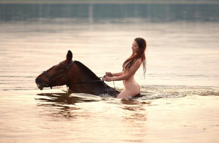 Фотосессия с лошадьми в стиле ню