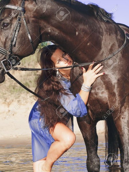 Женщина совокупляется с лошадью