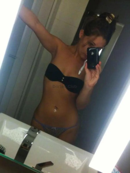 Девушка фотографирует себя