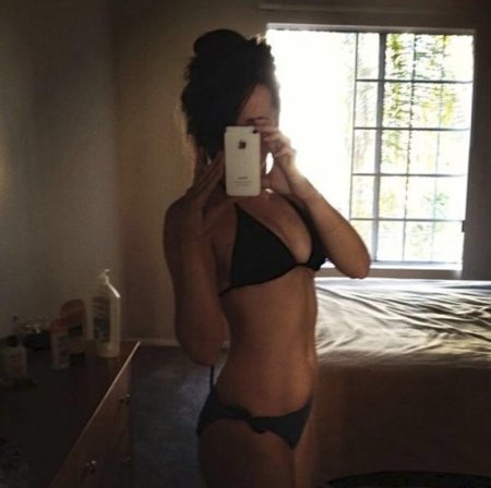 Фигура девушки в зеркале