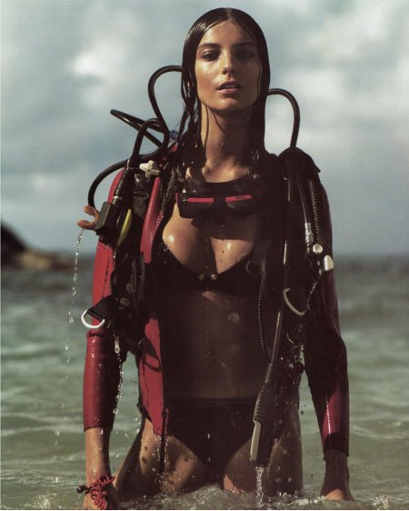 Девушка с аквалангом