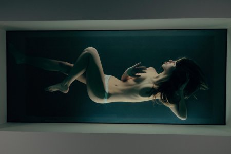 Красивые девушки за стеклом ню