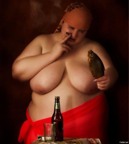 Пиво и женщина с сиськами голыми